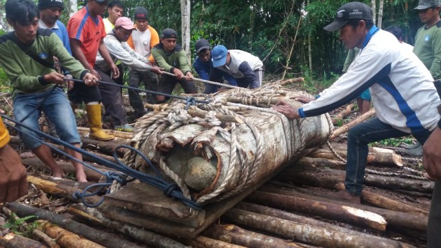 Proses pengembalian situs megalitik Arca Meboku yang dicuri oleh oknum tak bertanggung jawab di Desa Rompo, Kecamatan Lore Tengah, Kabupaten Poso. Foto: Dok. Tim Cagar Budaya dan Permuseuman Dinas Pendidikan dan Kebudayaan Provinsi Sulawesi Tengah