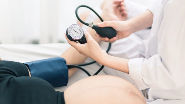 Ilustrasi hipertensi saat hamil atau preeklamsia. Foto: Shutter Stock