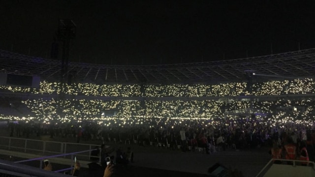 Tutup Konser di Jakarta, Ed Sheeran Pakai Baju Berlambang Garuda (279256)
