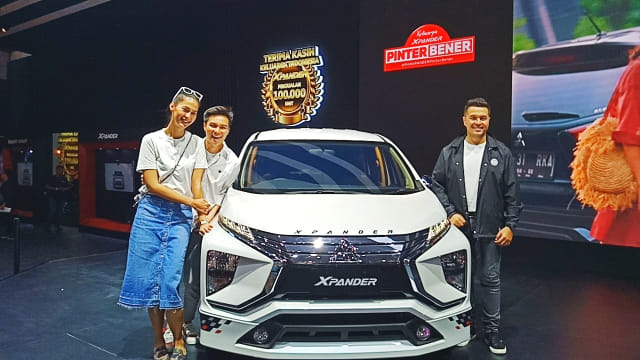 Baim Wong, Paula, dan Rifat Sungkar saat berfoto bersama Mitsubishi Xpander Limited (Foto : www.bowosusilo.com)