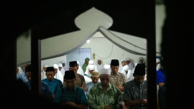 Jemaah Tareka Naqsabandiyah mulai melaksanakan salat Tarawih di Padang, Jumat (3/5). (Irwanda/Langkan.id)