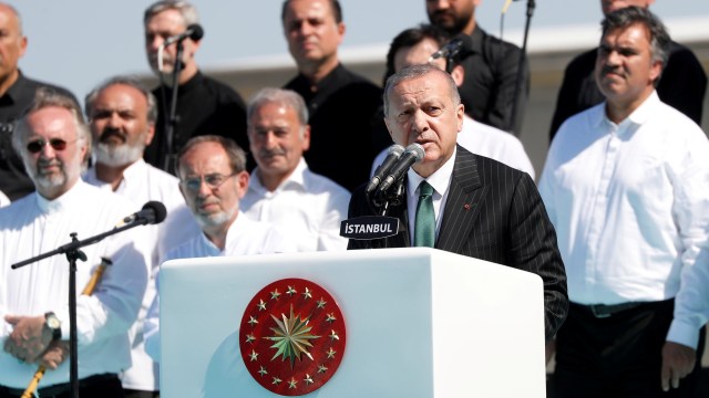 Presiden Turki Erdogan berpidato pada upacara pembukaan Masjid Grand Camlica di Istanbul. Foto: REUTERS / Murad Sezer