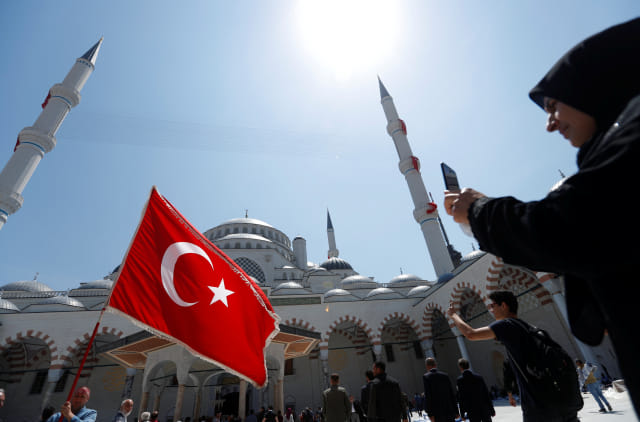 Sejumlah pengunjung berswafoto di Masjid Grand Camlica, Istanbul. Foto: REUTERS / Murad Sezer