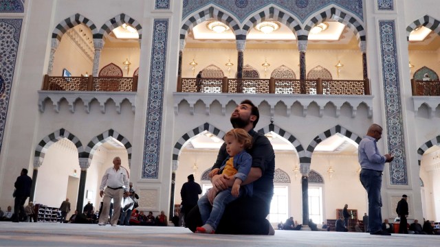 Pengunjung Masjid Grand Camlica di Istanbul. Foto: REUTERS / Murad Sezer