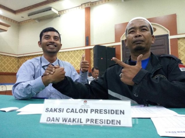 Jokowi Unggul 70 Persen, Saksi 02 Bubuhkan Tanda Tangan