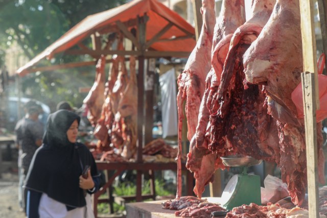 Ibu rumah tangga di Kota Banda Aceh memperhatikan daging sebelum dibelinya di pasar pada hari meugang menyambut bulan suci Ramadan, Sabtu (4/5). Foto: Suparta/acehkini