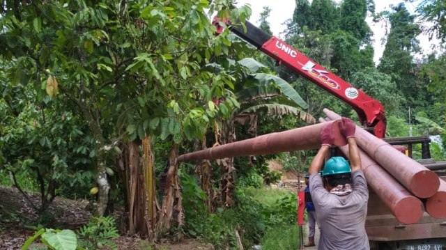 Pemasangan jaringan baru oleh petugas PLN di wilayah Bencana Sigi, Sulawesi Tengah. Foto: Istimewa