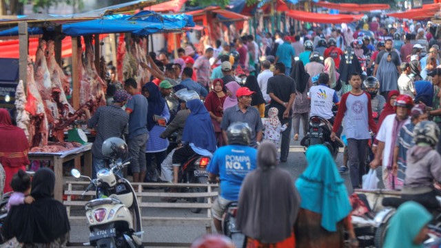 Suasana masyarakat Kota Banda Aceh berburu daging di hari meugang menyambut bulan suci Ramadan di pasar Peunayong, Sabtu (4/5). Foto: Suparta/acehkini