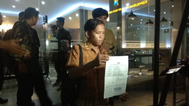 AR, karyawan La Lisa Hotel, di SPKT Polrestabes Surabaya (foto: Farizal Tito/jatimnow.com)