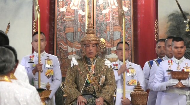 Pelantikan Raja Thailand Maha Vajiralongkorn di Bangkok. Foto: Thai TV/Pool via REUTERS