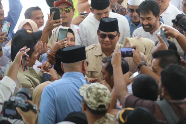 Prabowo Subianto didampingi Muzakir Manaf. Foto: Suparta/acehkini