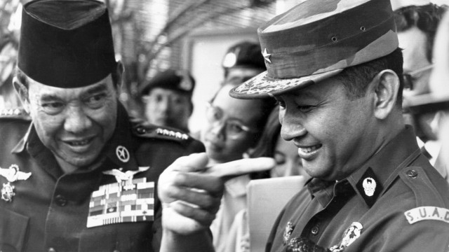 Soekarno dan Soeharto. Foto: AFP