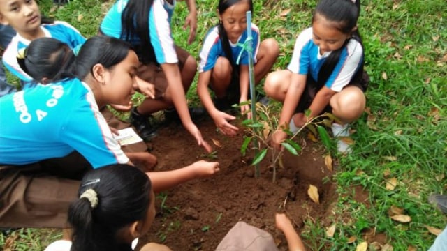 Sejumlah siswa dilibatkan dalam kegiatan penanaman pohon oleh Kelompok Tani Rukun Maju Sejahtera Puspo, Sabtu (4/5/2019).