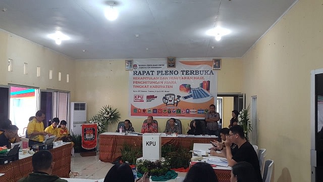 Suasana rapat pleno rekapitulasi perhitungan suara di Kabupaten Minahasa, Sabtu (4/5)