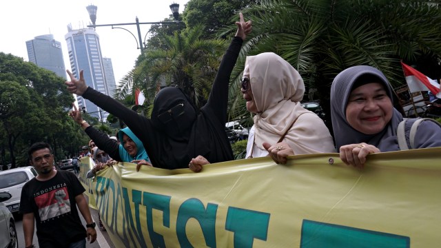 Emak-emak Demo di Depan KPU, Bentangkan Spanduk Prabowo-Sandi 1 Km (450597)