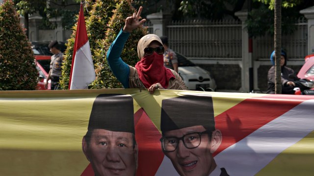 Emak-emak Demo di Depan KPU, Bentangkan Spanduk Prabowo-Sandi 1 Km (450599)