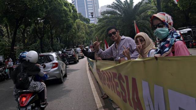 Emak-emak Demo di Depan KPU, Bentangkan Spanduk Prabowo-Sandi 1 Km (450598)