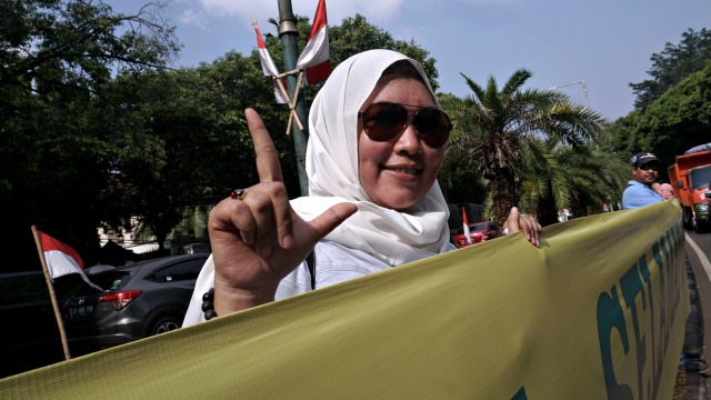 Emak-emak Demo di Depan KPU, Bentangkan Spanduk Prabowo-Sandi 1 Km (450596)