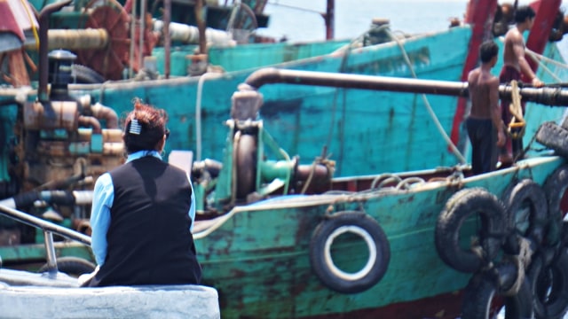 Menteri Kelautan dan Perikanan, Susi Pudjiastuti sedang mengawasi proses penenggelaman kapal asing. Foto: Jamal Ramadhan/kumparan