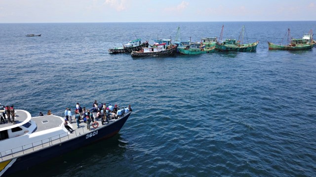Ilustrasi kapal pencuri ikan asing. Foto: Jamal Ramadhan/kumparan