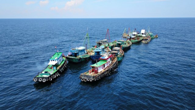 Proses penenggelaman sejumlah kapal asing pencuri ikan. Foto: Jamal Ramadhan/kumparan