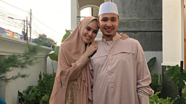 Kartika Putri dan Habib Usman usai pengajian 4 bulanan. Foto: Munady