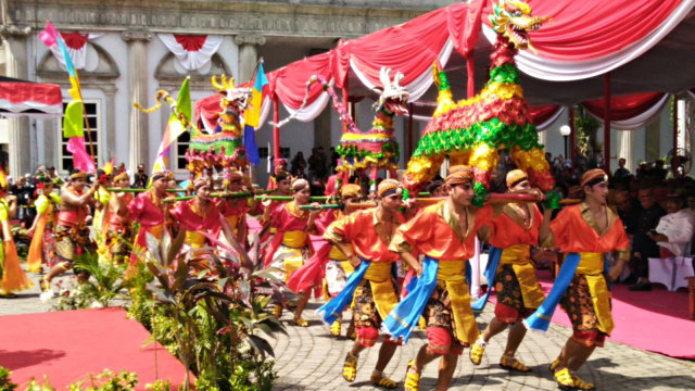 Penari membawa Warak Ngendog untuk meriahkan acara Suhuf Halaqoh. Foto: Afiati Tsalitsati/kumparan