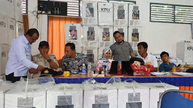 Ketua Bawaslu Riau, Rusidi Rusdan, saat mengawasi pelaksanaan Pleno PPK Tambusai Utara, Rokan Hulu.