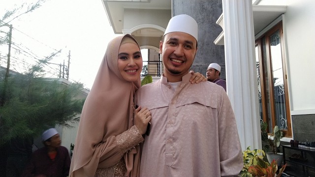 Kartika Putri dan suami, Habib Usman bin Yahya. Foto: Maria Gabrielle Putrinda/kumparan