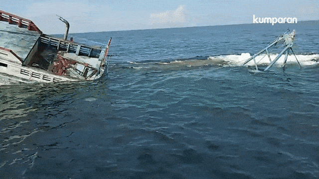 Detik-Detik Penenggelaman Kapal Pencuri Ikan oleh Menteri Susi. Foto: Dok. Humas KKP