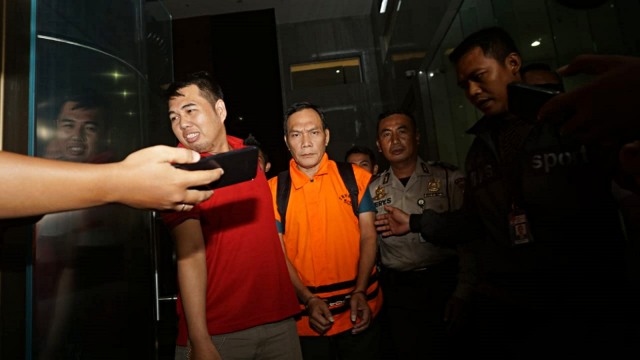 Hakim PN Balikpapan, Kayat bergegas usai ditetapkan sebagai tersangka terkait kasus suap di Gedung KPK, Jakarta, Sabtu (4/5). Foto: Nugroho Sejati/kumparan
