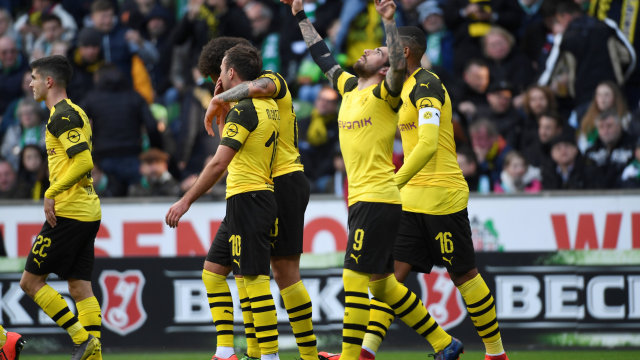 Selebrasi penyerang Dortmund, Paco Alcacer, setelah mencetak gol. Foto: REUTERS/Fabian Bimmer