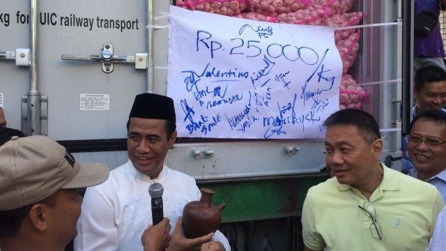 Menteri Pertanian, Andi Amran Sulaiman (kedua dari kiri), Gelar Operasi Pasar Bawang Putih di Pasar Induk Kramat Jati, Jakarta Timur. Foto: Elsa Toruan/kumparan