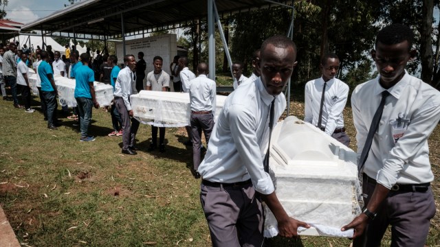 Suasana pemakaman korban genosida 1994 yang baru ditemukan saat akan dimakamkan di Nyanza Genocide Memorial, pinggiran ibukota Kigali, Rwanda. Foto: AFP/YASUYOSHI CHIBA