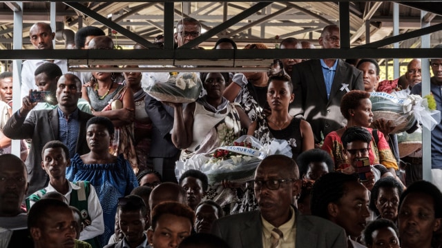 Keluarga korban genosida 1994 yang baru ditemukan menghadiri prosesi pemakaman di Nyanza Genocide Memorial, pinggiran ibukota Kigali, Rwanda. Foto: AFP/YASUYOSHI CHIBA