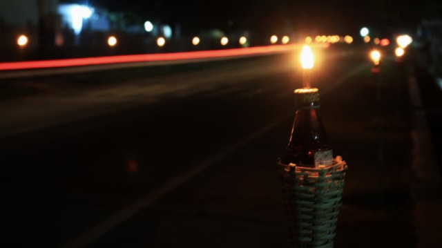Temaram cahaya lampu pelita botol depan rumah masing-masing warga Taipa, di Kecamatan Palu Utara, Kota Palu, Sulawesi Tengah. Foto: Istimewa