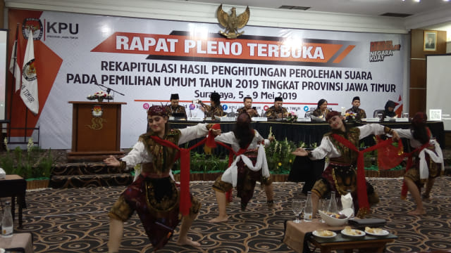 KPU Jawa Timur menggelar Rekapitulasi Perhitungan Suara Pemilu 2019. Foto: Yuana Fatwalloh/kumparan