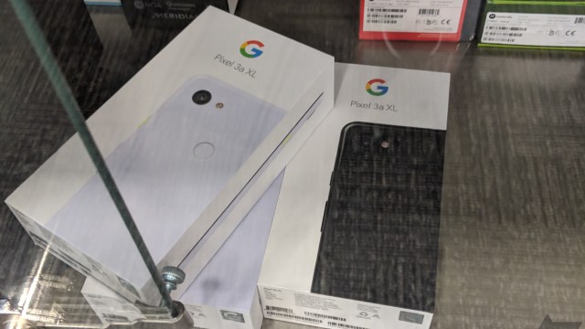 Smartphone yang diduga Google Pixel 3a XL ada di etalase toko ritel Besy Buy di Springfield, Ohio, AS. Foto: Via Android Police