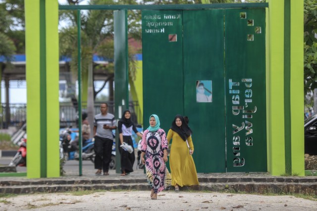 Pintu masuk kuburan massal tsunami, UIee Lheu, Banda Aceh. Warga ziarah jelang Ramadan. Foto: Suparta/acehkini