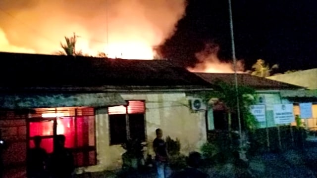 Kantor Camat Gunungsitoli yang habis dilahap api. Foto: Dok. istimewa