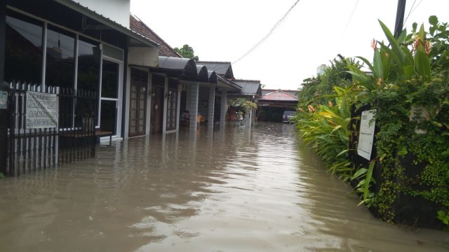 Hujan deras menyebabkan satu Kecamatan Taman Sari terendam banjir. Foto: Babelhits