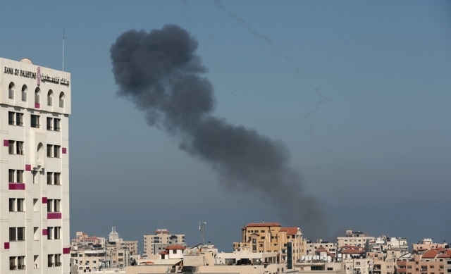 Asap membubung menyusul serangan udara Israel di Kota Gaza, Palestina. Foto: REUTERS / Suhaib Salem