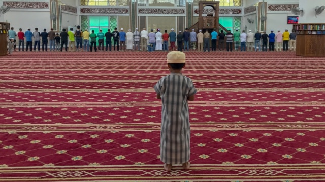 Ilustrasi mengajak anak ke masjid Foto: Shutterstock
