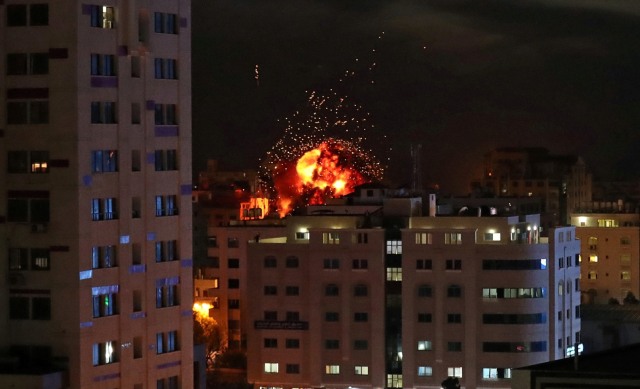 Sebuah bola api terlihat saat serangan udara Israel di Kota Gaza, Palestina. Foto: REUTERS / Suhaib Salem