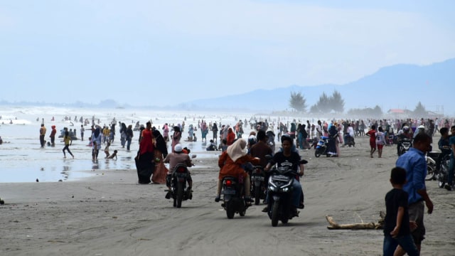 Warga di Aceh Barat Daya rekreasi ke pantai jelang Ramadan. Foto: Yudiansyah/acehkini
