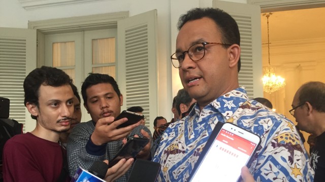 Gubernur DKI Jakarta, Anies Baswedan saat penyerahan obor paskah nasional. Foto: Moh Fajri/kumparan