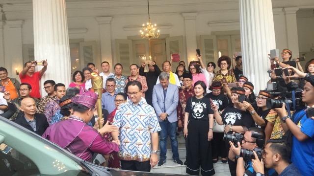 Gubernur DKI Jakarta, Anies Baswedan dan Menteri PPPA Yohana Yembise saat penyerahan obor paskah nasional. Foto: Moh Fajri/kumparan