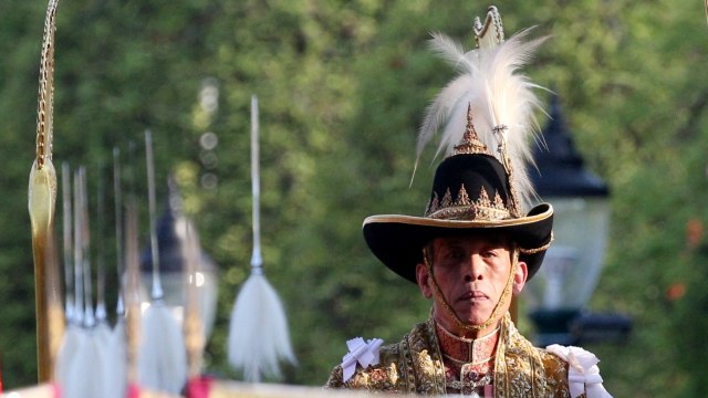 Raja Maha Vajiralongkorn yang baru dinobatkan di Thailand terlihat selama prosesi penobatannya, di Bangkok, Thailand. Foto: REUTERS / Jorge Silva