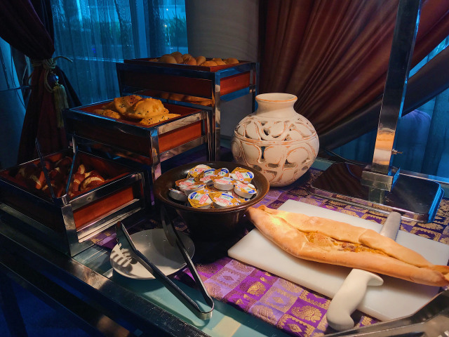Aneka roti di Turkish Ramadhan Raffles Jakarta.