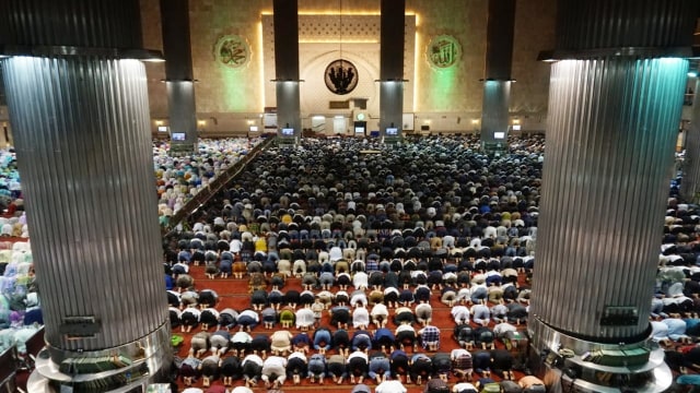 Sejumlah umat muslim melaksanakan salat tarawih di Masjid Istiqlal, Jakarta, (5/5). Foto: Jamal Ramadhan/kumparan